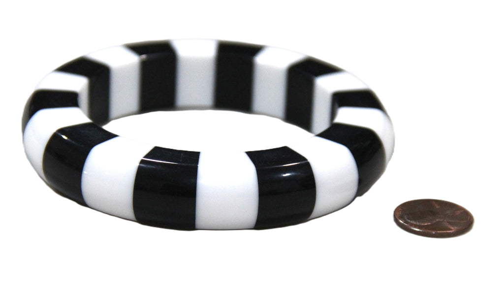 MODERN RESIN BLACK & WHITE STRIPED BANGLE 