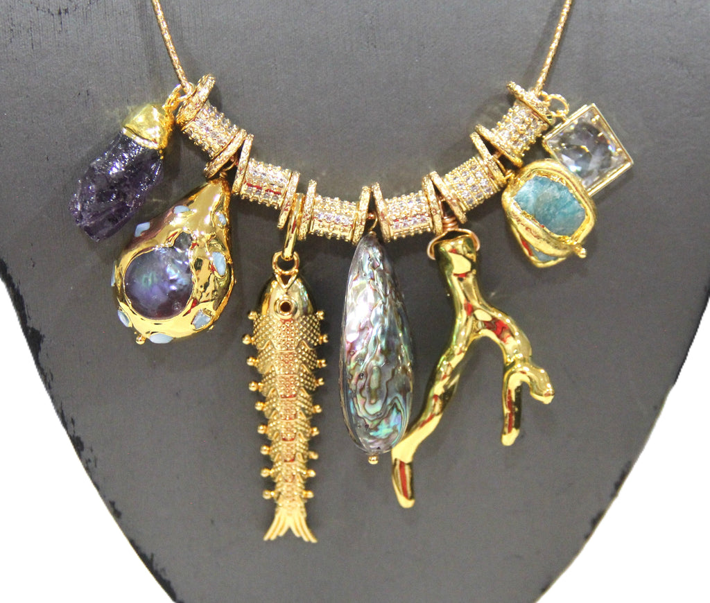 CONTEMPORARY 18KT GOLD PLATED FISH & GEMSTONE CHARM CHOKER NECKLACE