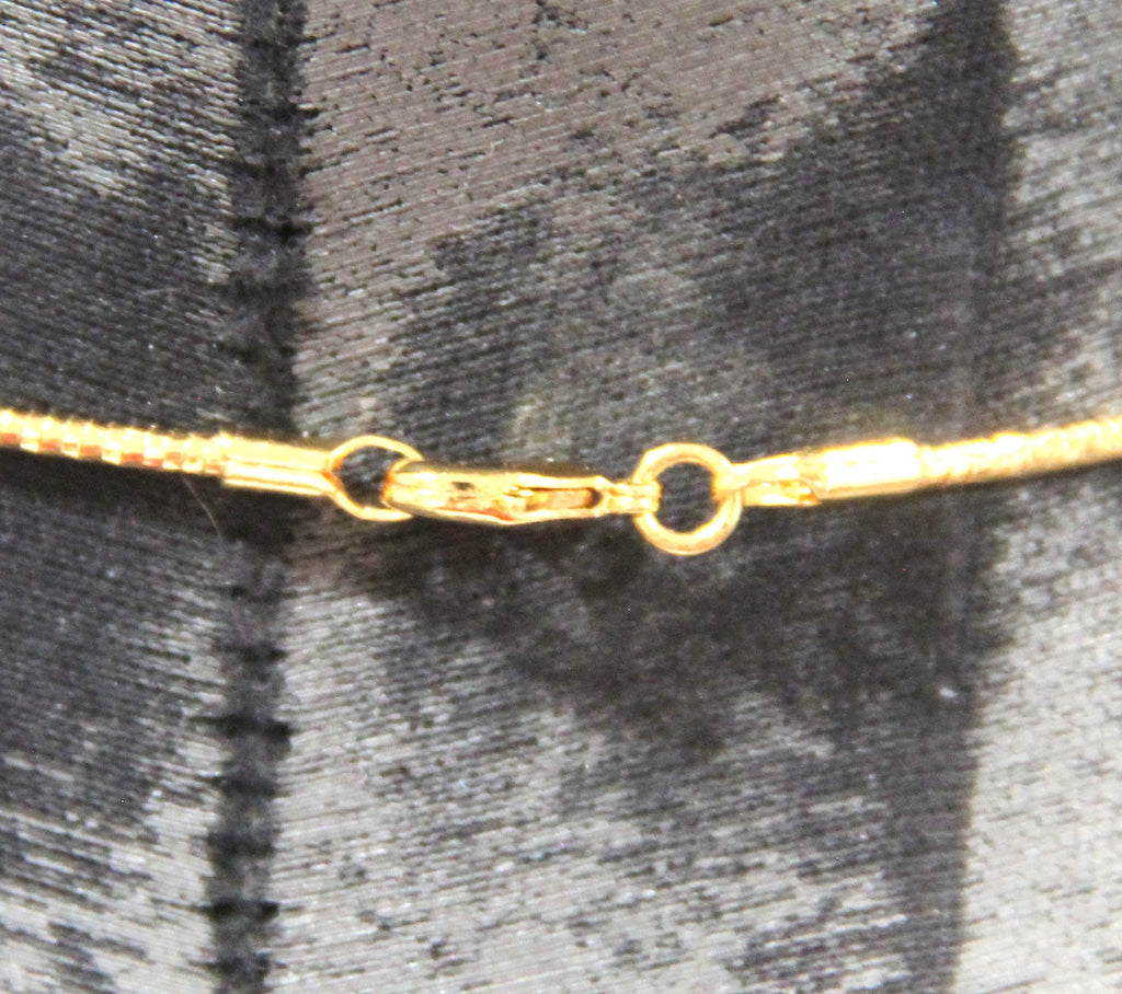 CONTEMPORARY 18KT GOLD PLATED FISH & GEMSTONE CHARM CHOKER NECKLACE