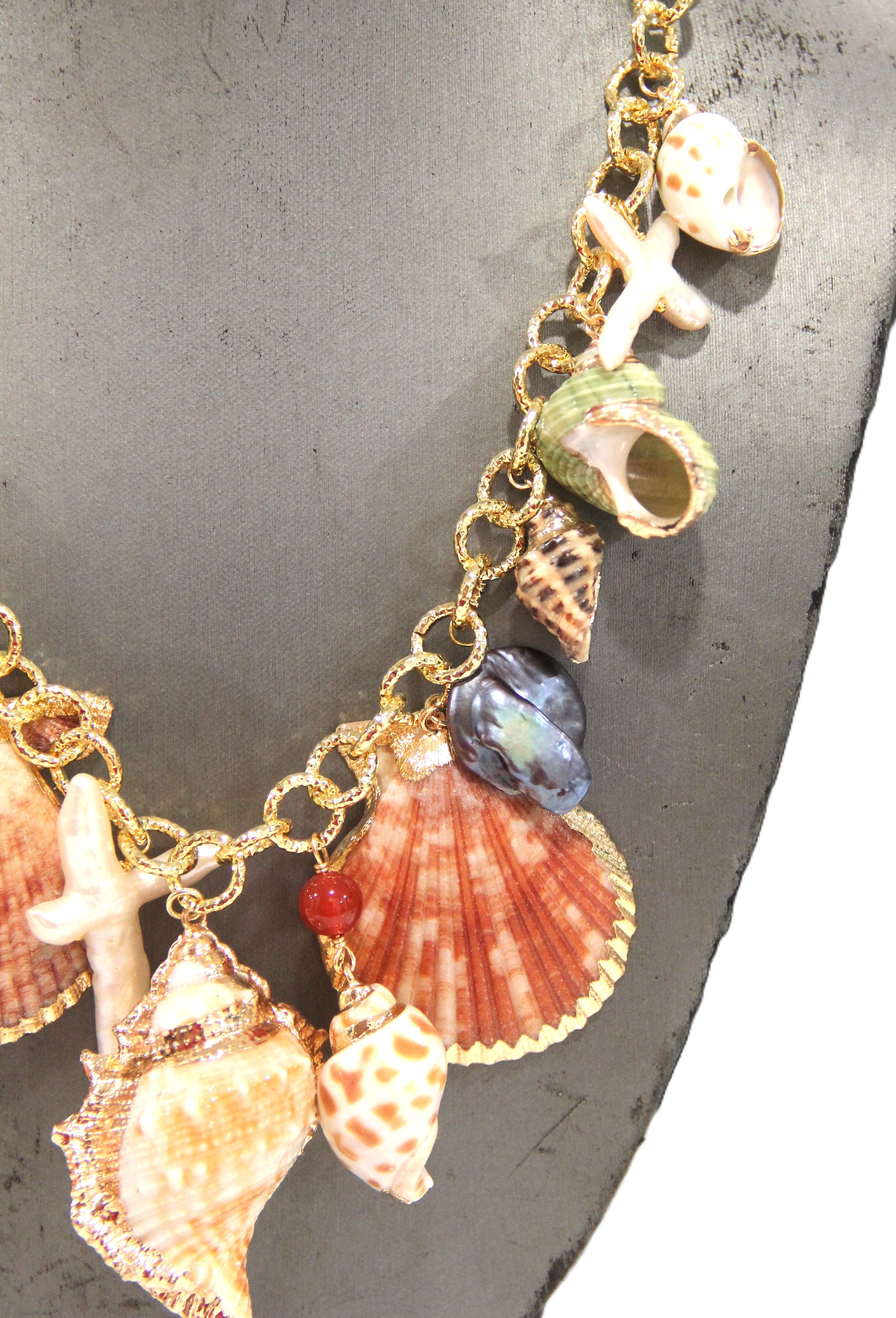 MODERN GENUINE PEARL & REAL SHELL CHARM NECKLACE