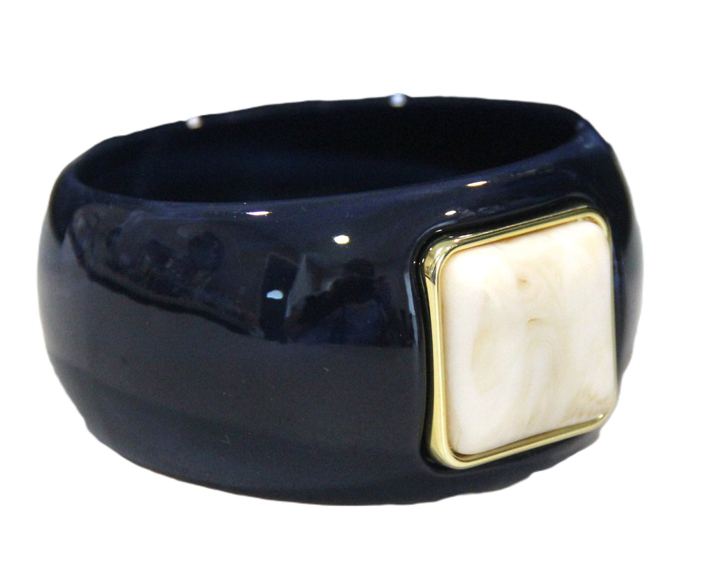CONTEMPORARY RESIN BANGLE BRACELET - NAVY CREAM SQUARE