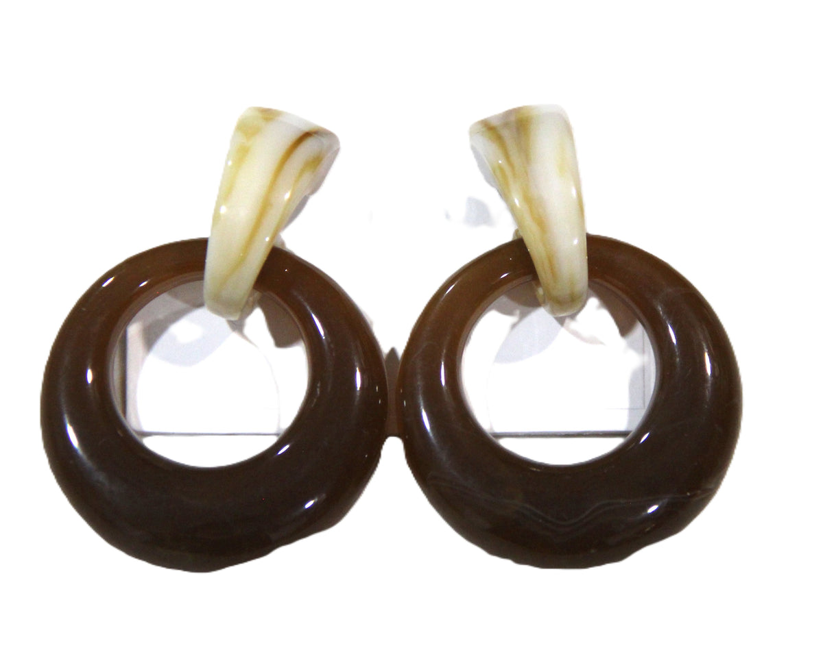 CONTMPORARY RESIN PIERCED HOOP EARRINGS - MARBLED / BROWN