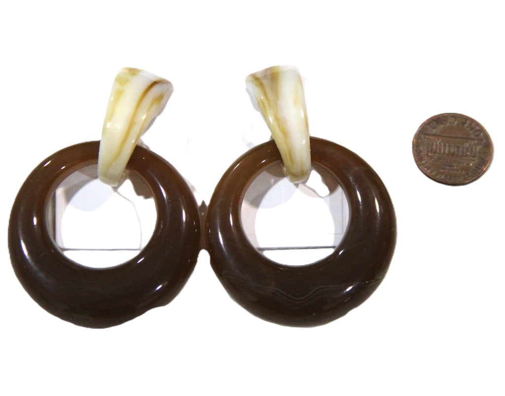 CONTMPORARY RESIN PIERCED HOOP EARRINGS - MARBLED / BROWN