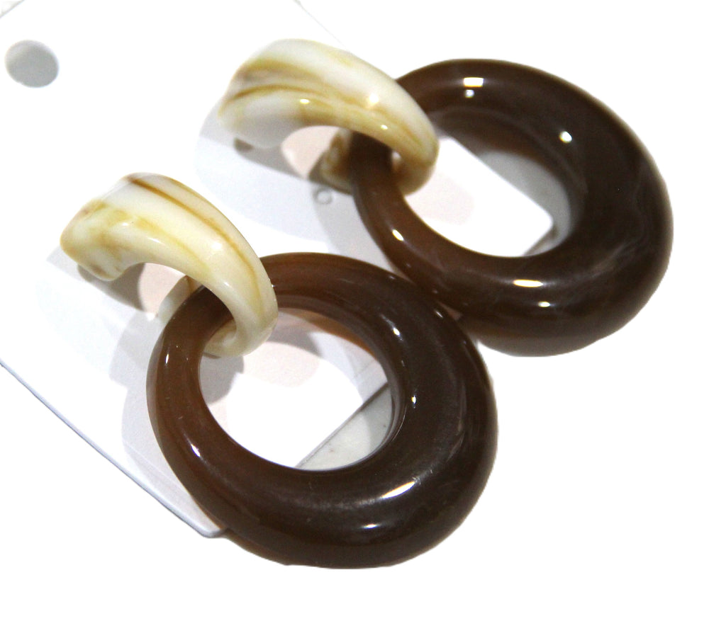 CONTMPORARY RESIN PIERCED HOOP EARRINGS - MARBLED / BROWN